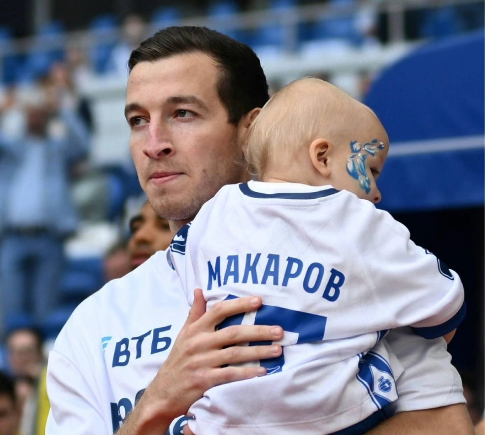 На один из матчей Макаров выходил вместе с сыном Даней | Источник: ФК «Динамо» Москва / t.me