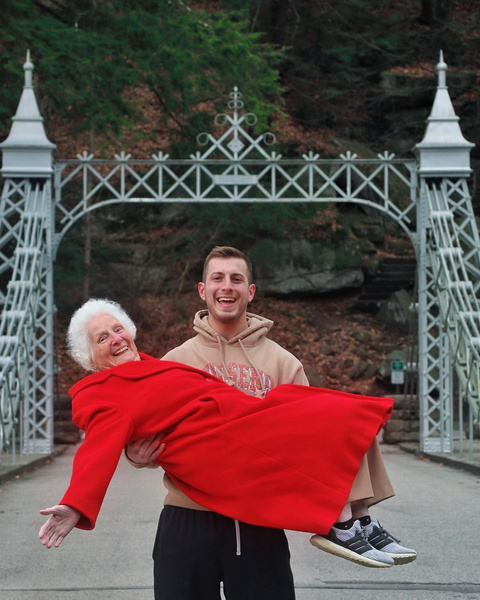 Фото №1 - Лучшие друзья: невероятно смешные фото бабушки с внуком