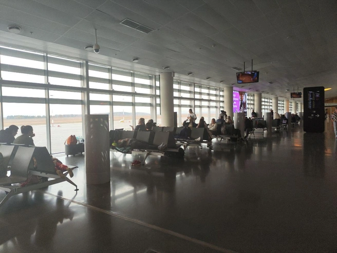 «Весь народ рассредоточен по залу, сколько с какого рейса, сказать не могу. Но порядка 50–70 человек на данный момент», — поделилась наблюдениями застрявшая туристка | Источник: читатель 63.RU