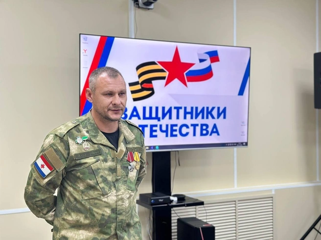 Сегодня Сергей ведет уроки мужества в школах | Источник: фонд «Защитники Отечества»