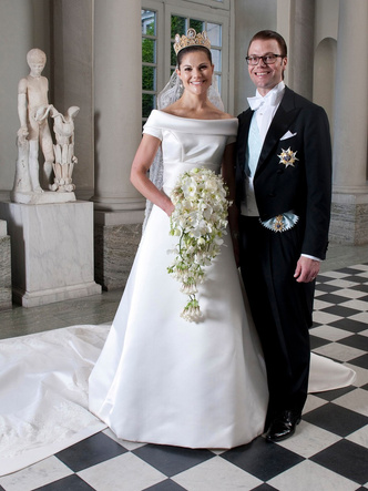 Платья-близнецы: 15 слишком похожих свадебных нарядов королевских особ