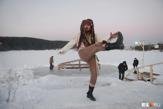 В современном мире и костюмы современные | Источник: Артем Устюжанин / E1.RU