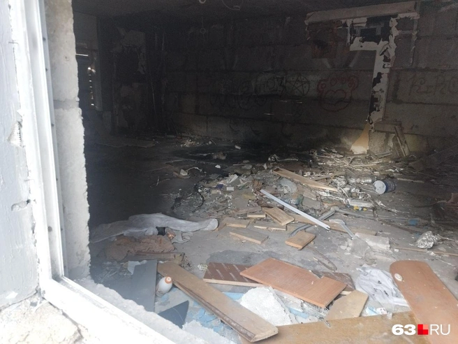 Одно из окон на первом этаже не заколочено, можно заглянуть и даже забраться внутрь  | Источник: читатель 63.RU 