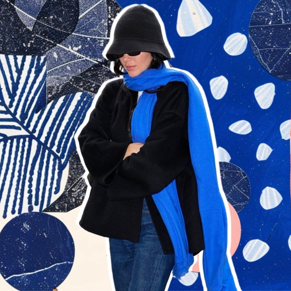 Электрический синий — эффектный и удивительно практичный цвет на зиму 2025 от Кендалл Дженнер | Источник: theGirl