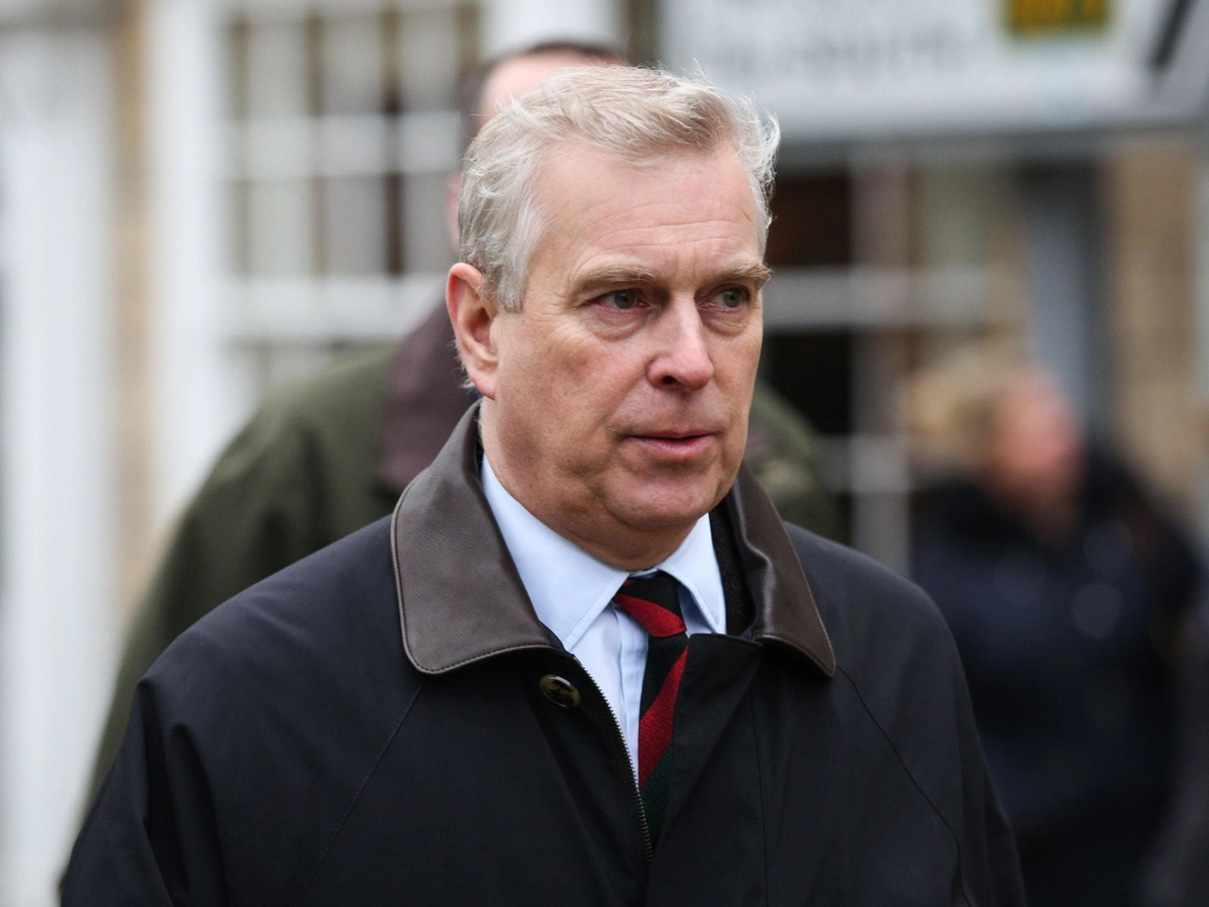 Принц Эндрю во время визита в город Тадкастер в Северном Йоркшире, 7 января 2016 | marieclaire.ru