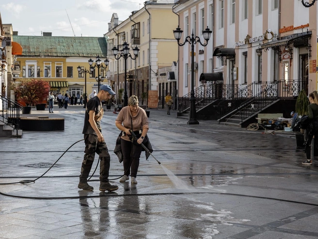 На Депутатском переулке новое плиточное покрытие отмывают мощной струей воды | Источник: Александр Куренной / 76.RU