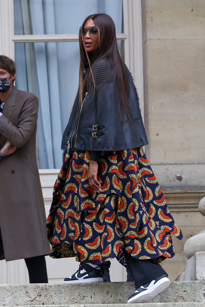 Наоми Кэмпбелл гуляет в наряде, который озадачил российских модниц
