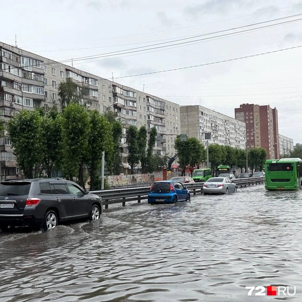 Машины глохнут, а люди идут босиком. Показываем грандиозный потоп на улицах Тюмени  | Источник: Анастасия Малышкина / 72.RU