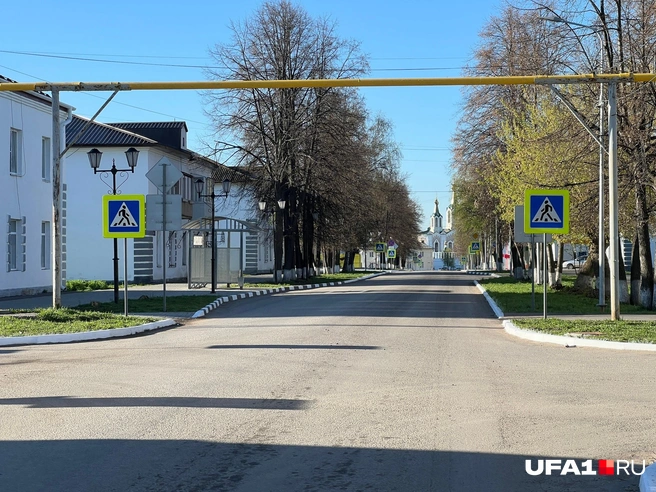 Монастырь виден с улицы Попова, ведущей от вокзала | Источник: Андрей Бирюков / UFA1.RU