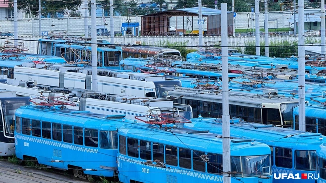В московском депо Pesa хранятся на площадке со старыми трамваями | Источник: UFA1.RU