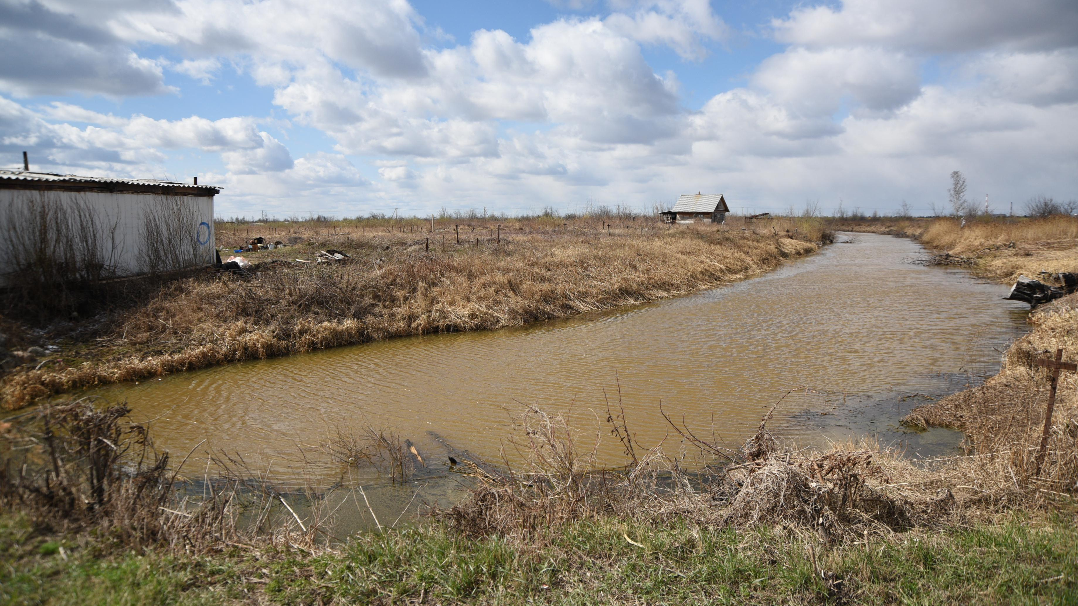 Вдоль шоссе Тюнина в Кургане стоит вода. Фоторепортаж по следам прошлого паводка