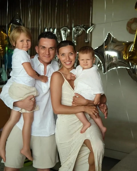 Регина Тодоренко и Влад Топалов с детьми 