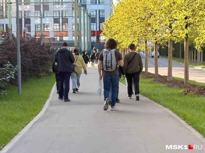 Люди идут в сторону военкомата | Источник: Валерия Животовская / MSK1.RU