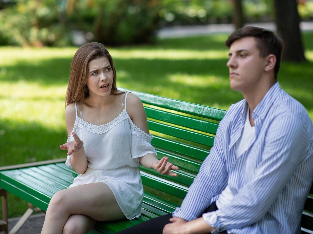 «Успокойся»: 8 мужских фраз, которые раздражают всех женщин | marieclaire.ru