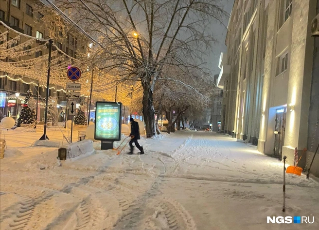 Тротуары завалило снегом  | Источник: Анастасия Хрипушина/NGS.RU