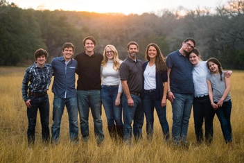 «Почему я всегда выбираю мужчин из больших кланов с сильными семейными традициями, а потом сбегаю? Все дело в зависти?»