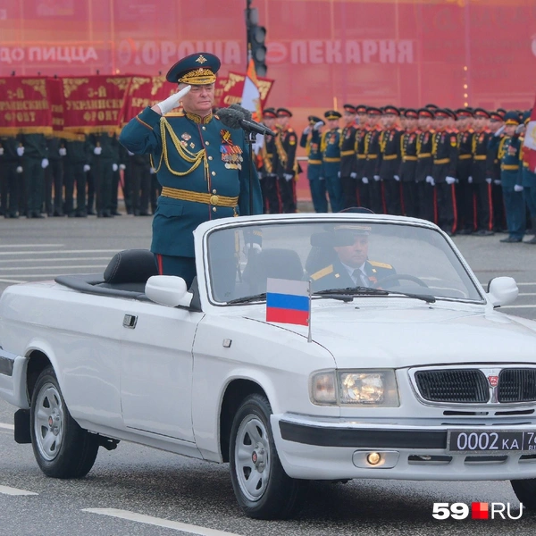 Прохождением войск командовал генерал Николай Братухин | Источник: Тимофей Калмаков / 59.RU