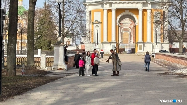 Центр остается центром. Даже в разгар рабочего дня там проводятся экскурсии для туристов | Источник: Виктория Улитова / YA62.RU