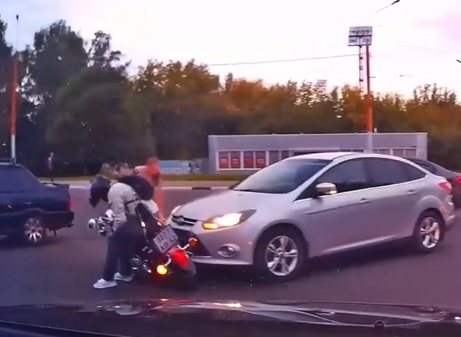Наезд на мотоциклиста на улице Спортивной попал на видео | ya62.ru