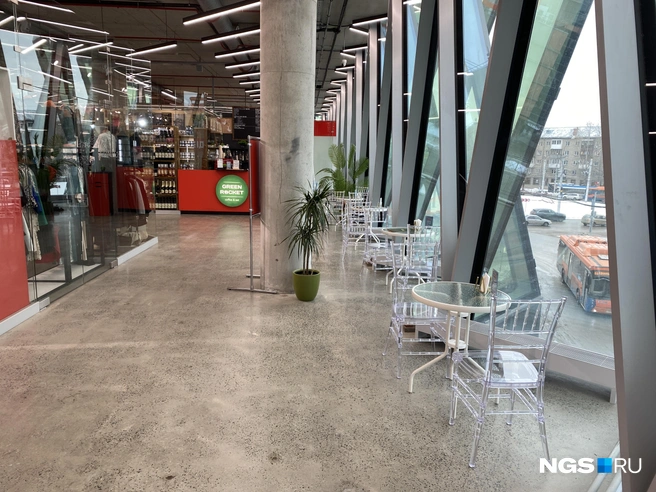 На втором этаже ТЦ&nbsp;GRANI можно обнаружить кофейню, в которой почти никогда никого нет | Источник: Стас Соколов / NGS.RU