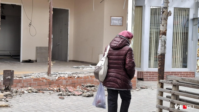 Проходя мимо, люди то и дело вглядываются вглубь пустых торговых точек | Источник: Тимофей Крылов / V1.RU