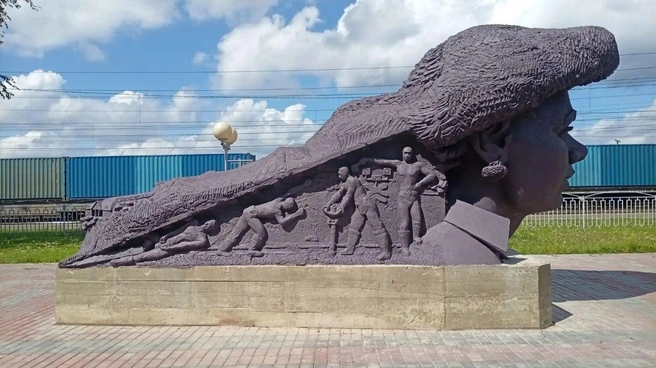 Женщина-поезд, устремленная на север | Источник: Максим Старовойтов / ВКонтакте