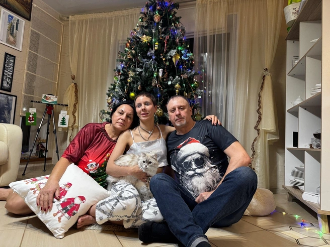 — Родители у меня совершенно простые и классные люди. Папа — менеджер, всю жизнь был в продажах. Мама работала в сфере общественного питания. Потом появилась я, и у меня случилась инвалидность I группы. Это лишило маму возможности работать и развиваться профессионально. Зато она очень много времени уделяла мне, моему развитию и воспитанию | Источник: Ольга Лифанова / vk.com