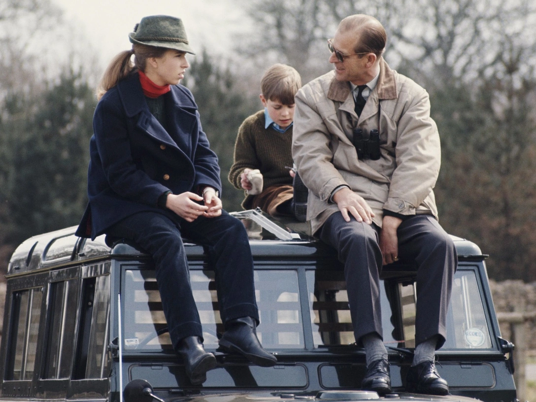 Принцесса Анна и принц Филипп разговаривают, сидя на крыше машины, 1980 | marieclaire.ru