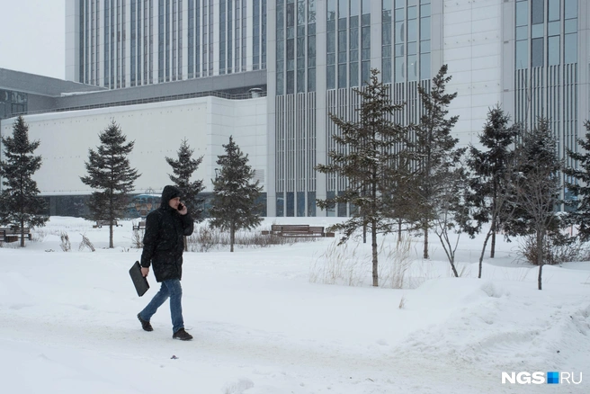 Сдать в первом квартале 2026 года планируют первый этап&nbsp;— блоки А и Б. Вероятно, это сама гостиница и пристройка вблизи выхода из метро | Источник: Андрей Бортко / NGS.RU