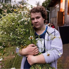 Похудел, чтобы не путали с Евгением Куликом — и еще 4 факта о звезде сериала «Жуки» Павле Комарове
