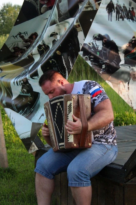 Александр закончил музыкальную школу по классу баяна | Источник: Александр Зинец