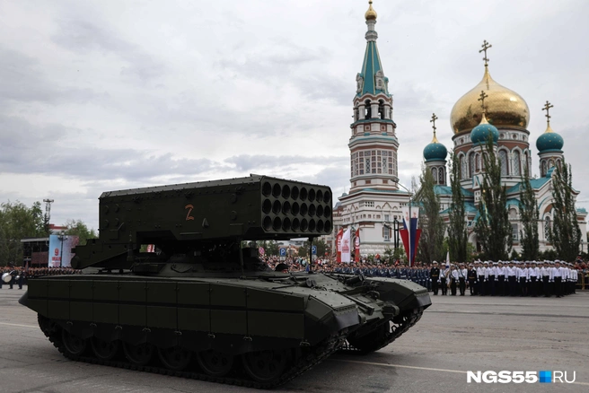 Легендарный «Солнцепек» тоже проехал по Соборной площади | Источник: Евгений Софийчук / NGS55.RU 