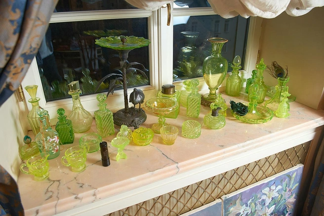 Актриса любила предметы из уранового стекла. В музее собрана самая крупная частная коллекция в России из этого материала | Источник: Роман Кузнецов