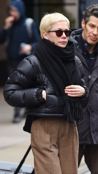 Короткий и стильный: Мишель Уильямс надела самый модный пуховик 2024 года — вам нужен такой же