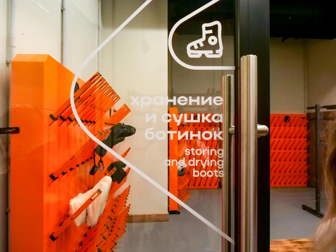 В отеле на горнолыжном курорте продумали место, где лыжники и сноубордисты смогут хранить обувь, лыжи и сноуборды | Источник: Евгения Яблонская