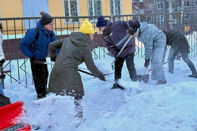 Чиновники и волонтеры убирают снег в Нижнем Новгороде