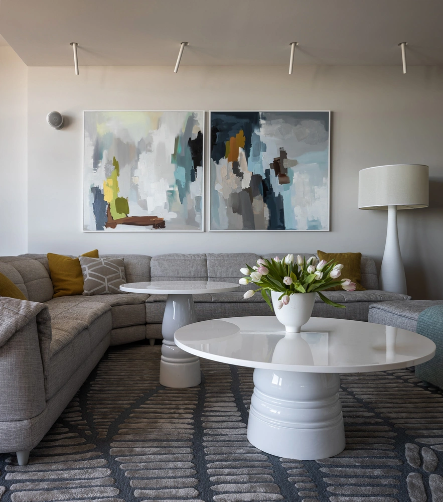 Диптих из двух полотен 120х120 см написан художницей Аллой Кандаловой специально для этого интерьера. | Источник: Роман Спиридонов