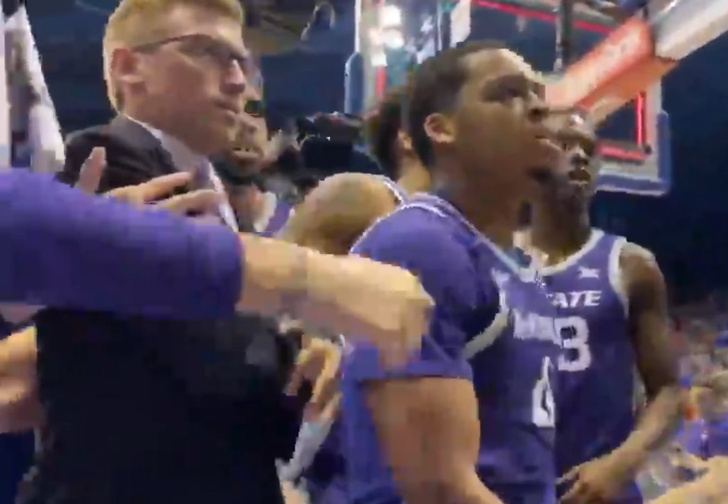 В Канзасе на матче по баскетболу произошла массовая драка с применением стульев (видео)