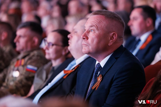 Внимательно смотрящий за концертом Михаил Битюцкий | Источник: Алексей Волхонский / V1.RU