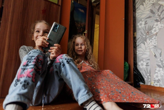 У всех детей в семье есть телефоны. У каждого&nbsp;— свой. Также есть планшет и компьютер для учебы старших | Источник: Ирина Шарова / 72.RU