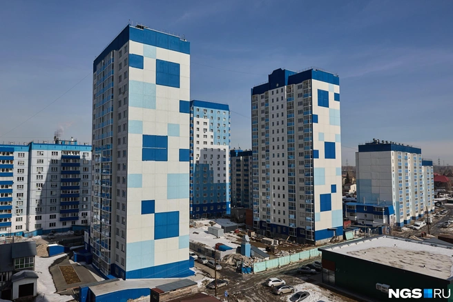 Дом, который находится справа на фото, падает на высотку, расположенную слева | Источник: Александр Ощепков / NGS.RU