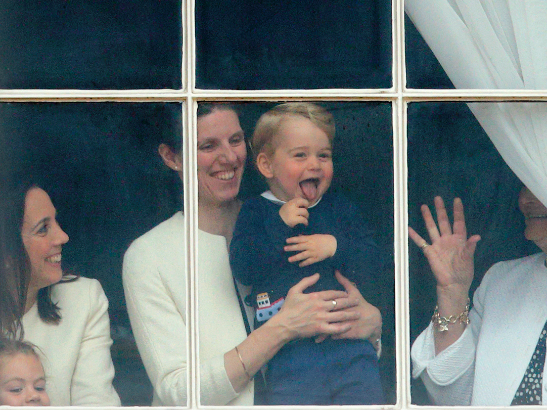 Мария Борралло держит принца Джорджа, который смотрит в окно Букингемского дворца во время празднования дня рождения Королевы, 13 июня 2015 | marieclaire.ru