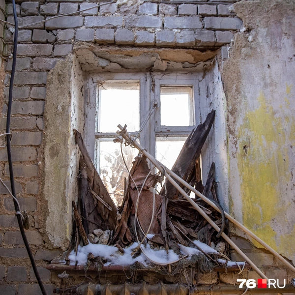 Когда-то в доме было подключено электричество, но уже много лет, как его отрубили | Источник: Кирилл Поверинов / 76.RU