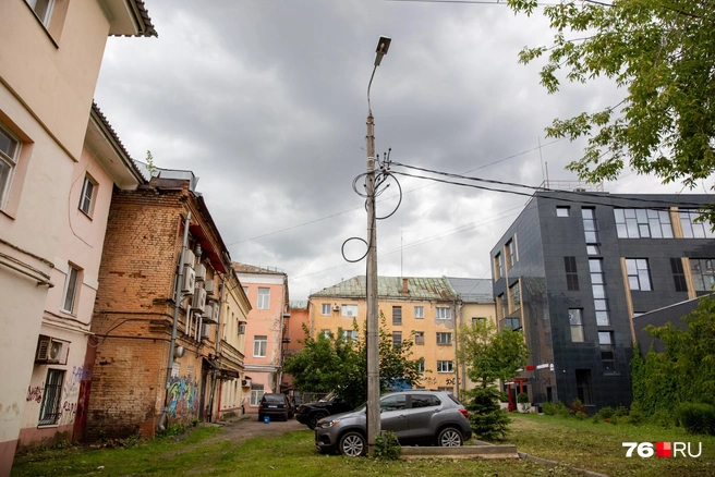 Вокруг столба разнообразие архитектуры | Источник: Кирилл Поверинов / 76.RU