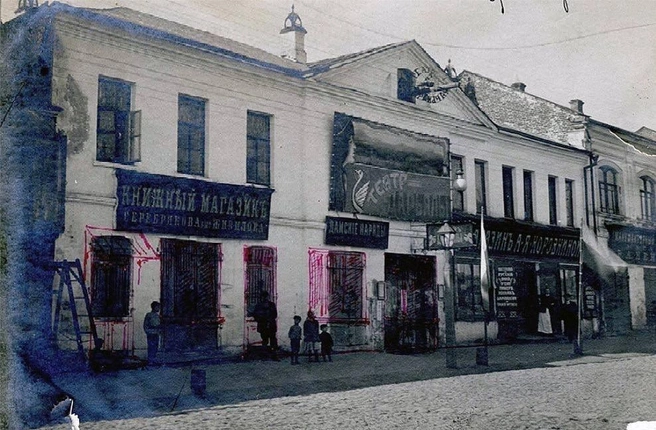 В 1912 году в здании на Почтовой, 63 был книжный магазин и театр «Дарьялы», который в 1917-м посещал Сергей Есенин. Сейчас там находится Рязанская областная детская библиотека | Источник: pastvu.com