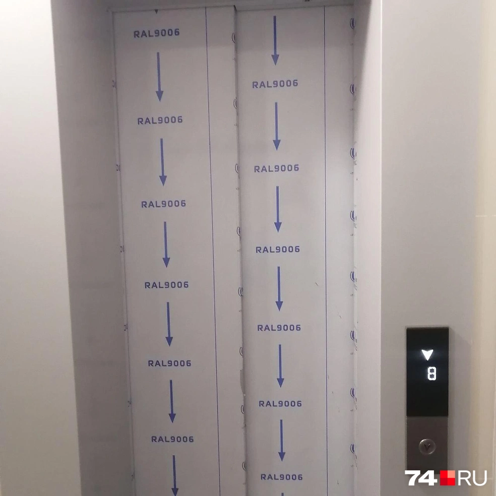 Жильцы живут в доме полтора года, но лифты до сих пор в пленке | Источник: Светлана Талипова