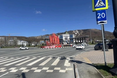 Приподнятый переход на пл. Победы в Южно-Сахалинске остановил ночные гонки