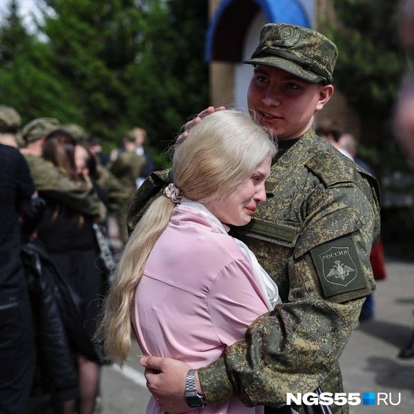 Нужно не только самому настроиться на долгую разлуку, но и утешить маму | Источник: Евгений Софийчук / NGS55.RU