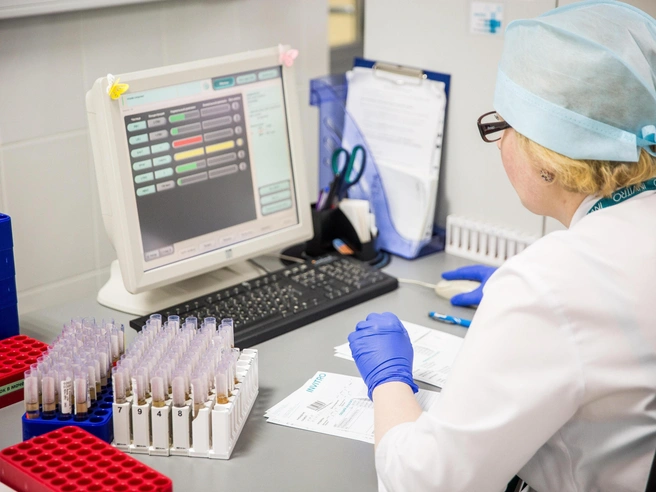 Интерпретацию результатов лабораторных исследований должен проводить врач. | Источник: Александр Ощепков / NGS.RU