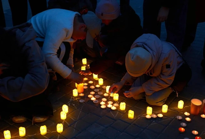 В конце дня в Новой Чаре выложили звезду из свеч | Источник: ООО «УДОКАНСКАЯ МЕДЬ»